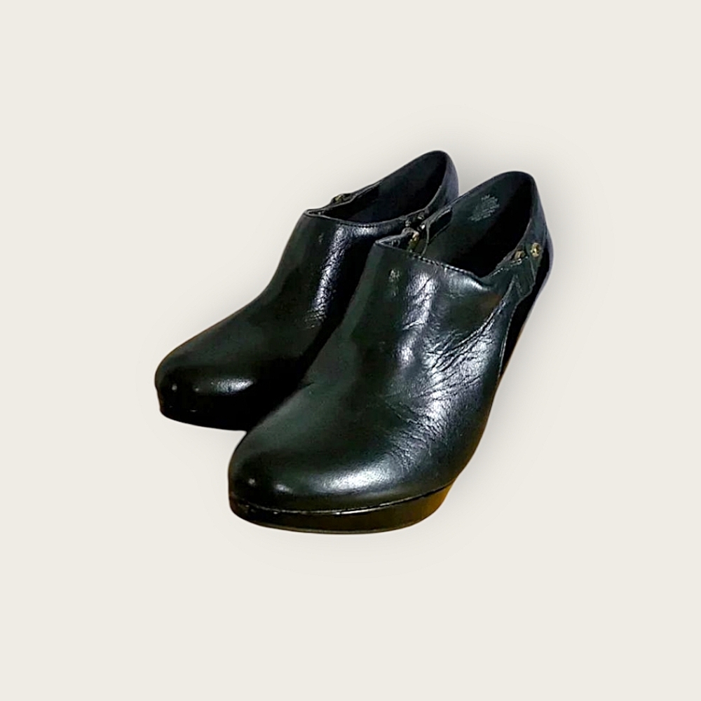 Bandolino Heeled Leather Bootie - Picture 4 of 9